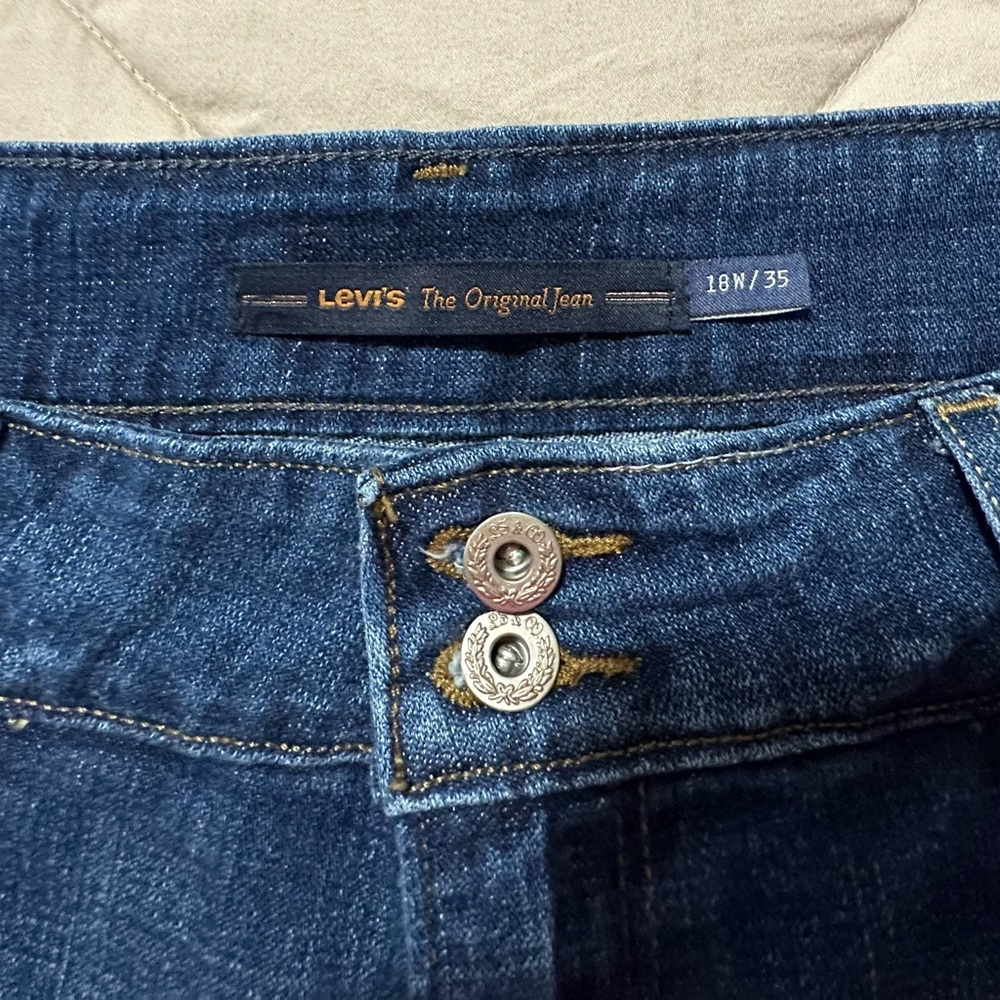 Levi’s “The Original Jeans” Women’s Crop Jeans Size 18W/35 EUC